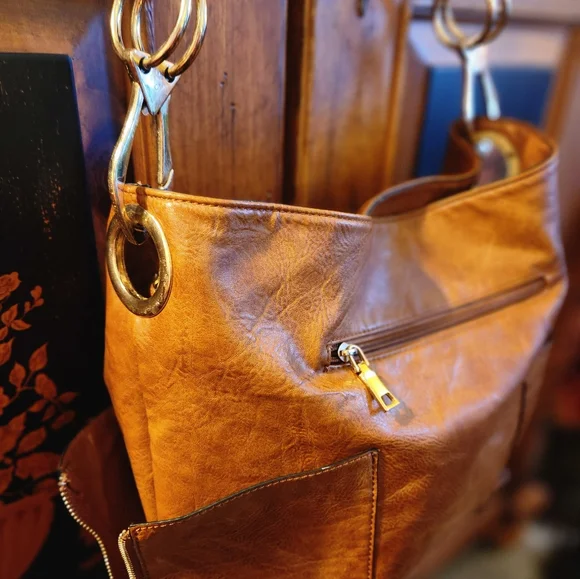 Chic Tan Leather Shoulder Bag - Picture 2 of 7